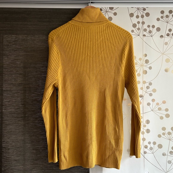 Uniqlo Rib Knit Turtleneck - Picture 2 of 4